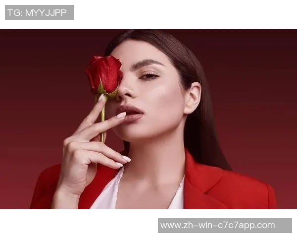 足球纹身女展现个性魅力与热爱运动的完美结合 足球纹身女展现个性魅力与热爱运动的完美结合